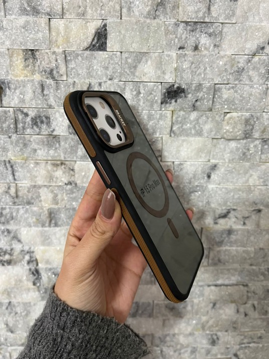 İPhone 15 Pro Max Uyumlu Kahverengi MagSafe Standlı Kılıf – Lens Çerçeveli